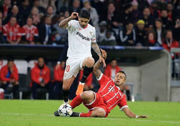 20180411 Quarterfinals CL FC Bayern vs Sevilla FC Allianz Arena Football Sport in the picture Ever Banega FC Sevilla vs. Thiago FCB