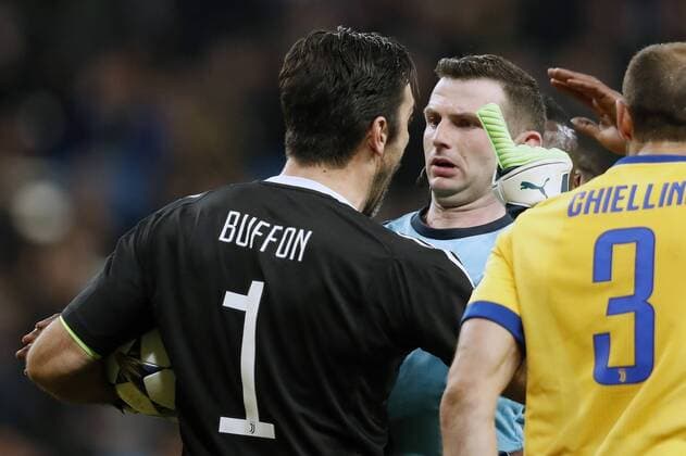 (L-R) goalkeeper Gianluigi Buffon of Juventus FC, referee Michael Oliver, Giorgio Chiellini of Juventus FC during the UEFA Champions League quarter final match between Real Madrid and Juventus FC at the Santiago Bernabeu stadium on April 11, 2018 in Madrid, Spain UEFA Champions League 2017 2018 xVIxVIxImagesx xMauricexvanxSteenxIVx 10620798