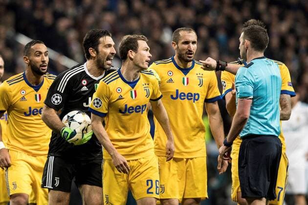 Juventus players argue with British referee Michael Oliver (R) during the UEFA Champions League quarter final second leg match between Real Madrid and Juventus at the Santiago Bernabeu stadium in Madrid, Spain, 11 April 2018. REAL MADRID VS. JUVENTUS !ACHTUNG: NUR REDAKTIONELLE NUTZUNG!  Copyright: xRodrigoxJimenezx MAD55 20180412-636590914221883794