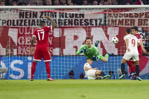 Champions League Quarter Finals FC Bayern Muenchen vs Sevilla FC Allianz Arena Munich 11 04 2018 Pictured Joaquin Correa Sven Ulreich Â