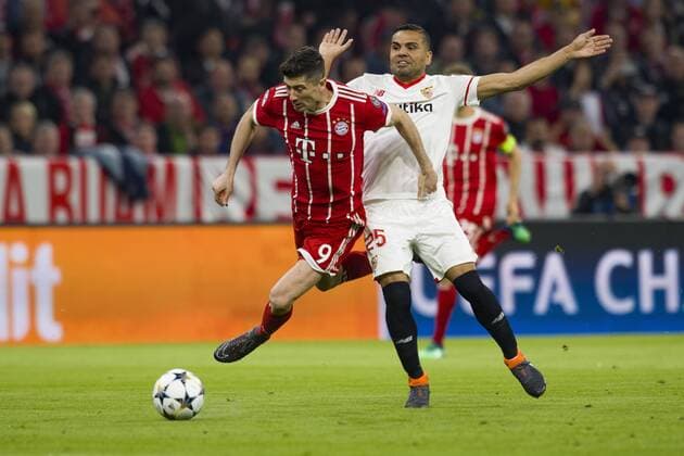 Champions League Quarter Finals FC Bayern Muenchen vs Sevilla FC Allianz Arena Munich 11 04 2018 Pictured Robert Lewandowski Gabriel Mercado Â