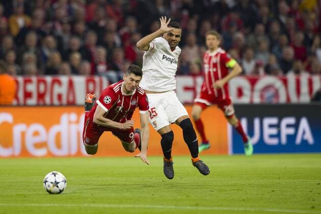 Champions League Quarter Finals FC Bayern Muenchen vs Sevilla FC Allianz Arena Munich 11 04 2018 Pictured Robert Lewandowski Gabriel Mercado Â