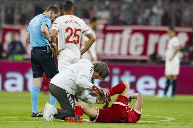Champions League Quarter Finals FC Bayern Muenchen vs Sevilla FC Allianz Arena Munich 11 04 2018 Pictured Dr Mueller Wohlfahrt Robert Lewandowski Â