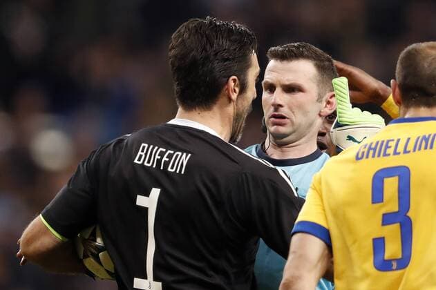 (L-R) goalkeeper Gianluigi Buffon of Juventus FC, referee Michael Oliver, Giorgio Chiellini of Juventus FC during the UEFA Champions League quarter final match between Real Madrid and Juventus FC at the Santiago Bernabeu stadium on April 11, 2018 in Madrid, Spain UEFA Champions League 2017 2018 xVIxVIxImagesx xMauricexvanxSteenxIVx 10621396