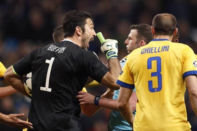 (L-R) goalkeeper Gianluigi Buffon of Juventus FC, referee Michael Oliver, Giorgio Chiellini of Juventus FC during the UEFA Champions League quarter final match between Real Madrid and Juventus FC at the Santiago Bernabeu stadium on April 11, 2018 in Madrid, Spain UEFA Champions League 2017 2018 xVIxVIxImagesx xMauricexvanxSteenxIVx 10621398