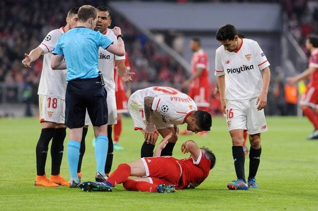 Ever Banega FC Sevilla 10 complains to Javier Martinez FC Bayern Muenchen in the CL match between Bayern Munich and Sevilla FC 11 04 2018 Muenchen Copyright: xStuetzle xEibner-Pressefotox EP_EER