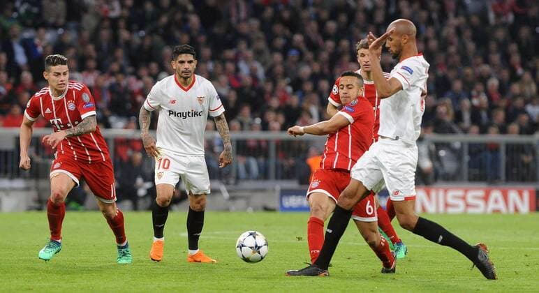 James Rodriguez FC Bayern Muenchen Ever Banega FC Sevilla 10 Thiago Alcantara FC Bayern Munich and Steven NZonzi FC Sevilla 15 at the CL match between FC Bayern Muenchen and FC Sevilla 11 04 2018 Muenchen Copyright: xStuetzle xEibner-Pressefotox EP_EER