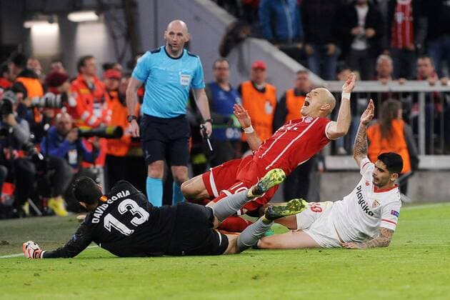 Arjen Robben FC Bayern Muenchen is stopped by Ever Banega FC Sevilla 10 left David Soria FC Sevilla 13 at the CL match between FC Bayern Muenchen and FC Sevilla 11 04 2018 Muenchen Copyright: xStuetzle xEibner-Pressefotox EP_EER