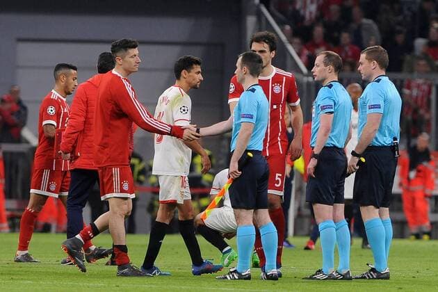 Robert Lewandowski Bayern Muenchen thanks the referee team in the CL match between Bayern Munich and Sevilla FC 11 04 2018 Muenchen Copyright: xStuetzle xEibner-Pressefotox EP_EER