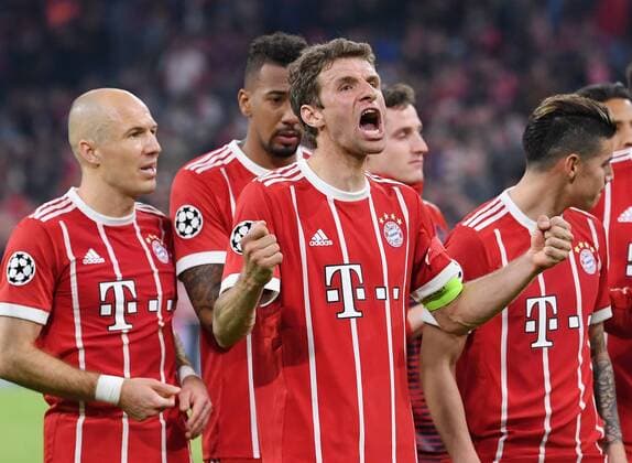 FOOTBALL CHAMPIONS LEAGUE SEASON 2017 2018 QUARTERLY FINAL FC Bayern Muenchen FC Sevilla 11 04 2018 Final cheering Teamjubel Bayern Munich Arjen Robben Jerome Boateng Arjen Robben and James Rodriguez v li Muenchen