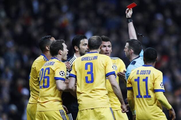 Gianluigi Buffon (Juventus), Michael Oliver (Referee), APRIL 11, 2018 - Football Soccer : UEFA Champions League Quarter-finals 2nd leg match between Real Madrid 1-3 Juventus FC at Estadio Santiago Bernabeu in Madrid, Spain. Noxthirdxpartyxsales  (75948738)