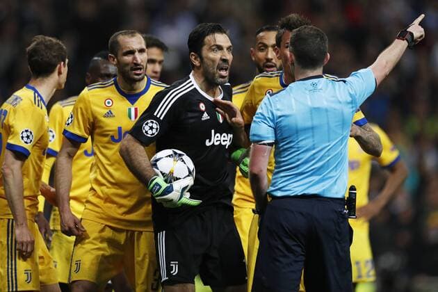 Themen der Woche - SPORT KW15 Bilder des Tages - SPORT Gianluigi Buffon (Juventus), Michael Oliver (Referee), APRIL 11, 2018 - Football Soccer : UEFA Champions League Quarter-finals 2nd leg match between Real Madrid 1-3 Juventus FC at Estadio Santiago Bernabeu in Madrid, Spain. Noxthirdxpartyxsales  (75948750)