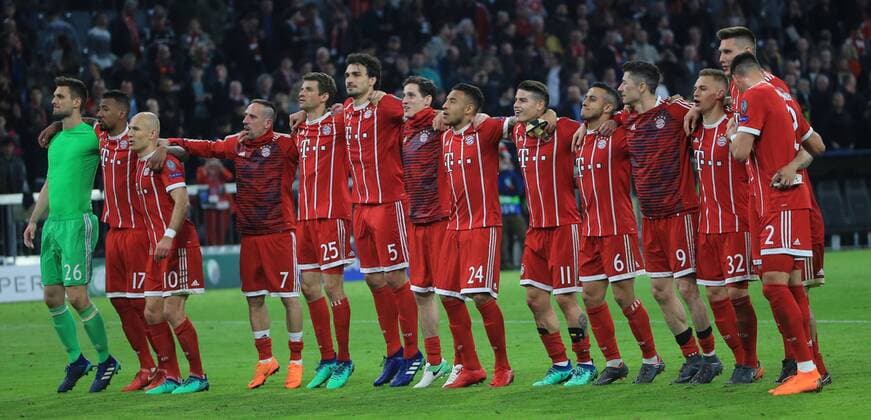 (180412) -- MUNICH, April 12, 2018 -- Bayern Munich s players greet the audiences after the UEFA Champions League quarterfinal second leg soccer match between Bayern Munich of Germany and FC Sevilla of Spain in Munich, Germany, on April 11, 2018. The match ended 0-0 and Bayern Munich advanced to the semifinal with 2-1 on aggregate. ) (SP)GERMANY-MUNICH-SOCCER-UEFA CHAMPIONS LEAGUE-BAYERN MUNICH-SEVILLA PhilippexRuiz 