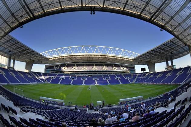 Fußball, Stadiongeschichte FC Porto - PORTO, PORTUGAL: Illustration picture shows the FC Porto stadium during a training session of Belgian first division team KRC Racing Genk, in Porto, Portugal, Wednesday 25 August 2010. Tomorrow, Belgian first division team KRC Racing Genk and Portuguese first division team FC Porto play their return match in the play-offs round of the Europa League. ERICxLALMAND  x21953760x