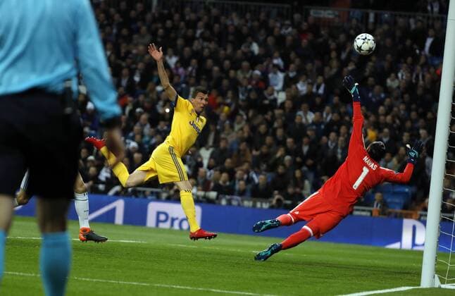 Bilder des Tages - SPORT Partido de vuelta de cuartos de final de la Champions League disputado entre Real Madrid y Juventus. En la imagen, Mandzukic anota el primer tanto. Last 8 Champions League match played between Real Madrid and Juventus. In this picture, Mandzukic scores the first goal. 