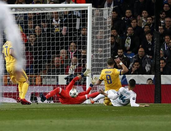 Partido de vuelta de cuartos de final de la Champions League disputado entre Real Madrid y Juventus. En la imagen, Higuain y Keylor Navas. Last 8 Champions League match played between Real Madrid and Juventus. In this picture, Higuain and Keylor Navas. 