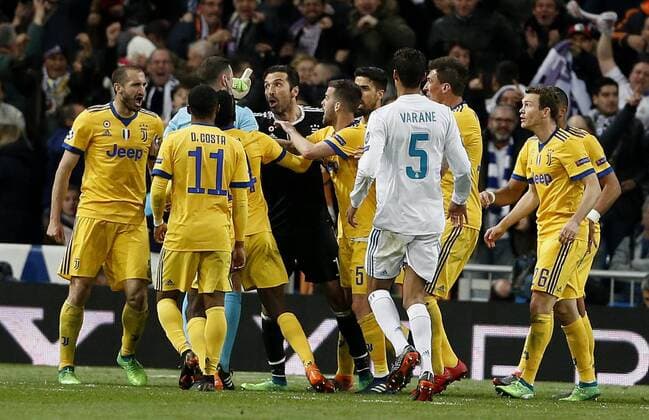 Partido de vuelta de cuartos de final de la Champions League disputado entre Real Madrid y Juventus. En la imagen, los jugadores de la Juventus protestan al árbitro Michael Oliver. Last 8 Champions League match played between Real Madrid and Juventus. In this picture, Juventus players protest to Michael Oliver referee. 
