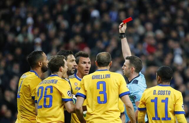 Bilder des Tages - SPORT Partido de vuelta de cuartos de final de la Champions League disputado entre Real Madrid y Juventus. En la imagen, expulsion de Buffon.Last 8 Champions League match played between Real Madrid and Juventus. In this picture, Buffon sent off. 