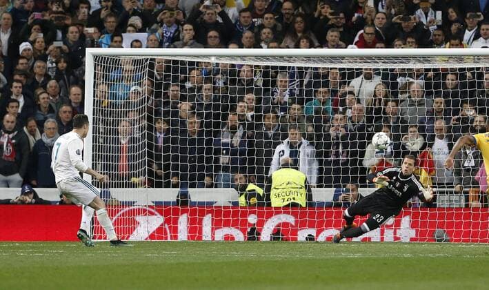 Bilder des Tages - SPORT Partido de vuelta de cuartos de final de la Champions League disputado entre Real Madrid y Juventus. En la imagen, Cristiano Ronaldo logra su gol. Last 8 Champions League match played between Real Madrid and Juventus. In this picture, Cristiano Ronaldo scores his goal. 