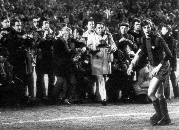 Johan Cruijff, bij aanvang van de wedstrijd Real Madrid FC Barcelona Barca (uitslag 0-5) doelwit van vele Spaanse persfotografen. Johan Cruijff zou een fantastische wedstrijd spelen, Madrid, 17 februari 1974. Dutch soccer player Johan Cruijff is surrounded by press photographers at the start of the soccer match Real Madrid vs FC Barcelona, in Madrid, 17 February 1974. Barcelona defeated Madrid 0-5. RUUDxHOFF  x23729384x