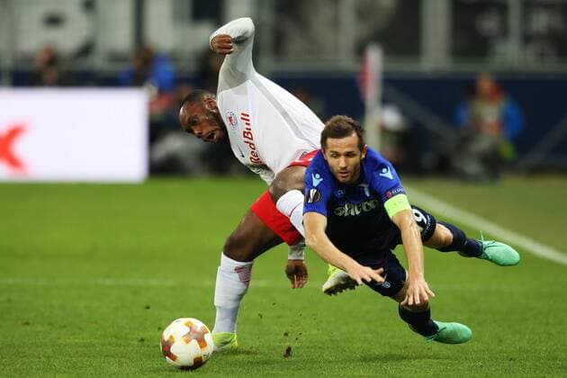 SOCCER - EL, RBS vs Lazio SALZBURG,AUSTRIA,12.APR.18 - SOCCER - UEFA Europa League, quarterfinal, Red Bull Salzburg vs SS Lazio. Image shows Reinhold Yabo (RBS) and Senad Lulic (Lazio). GEPAxpictures xMathiasxMandl