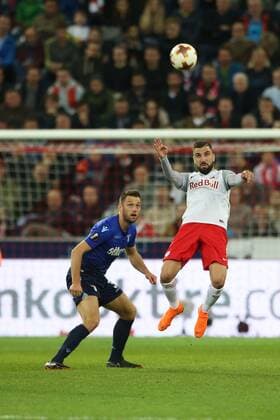 SOCCER - EL, RBS vs Lazio SALZBURG,AUSTRIA,12.APR.18 - SOCCER - UEFA Europa League, quarterfinal, Red Bull Salzburg vs SS Lazio. Image shows Munas Dabbur (RBS) and Stefan de Vrij (Lazio). GEPAxpictures xMathiasxMandl