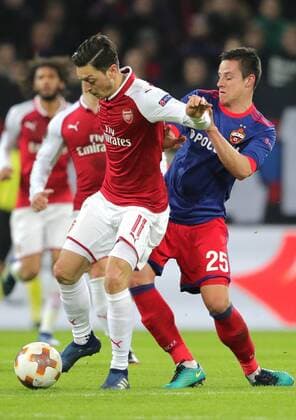 Bilder des Tages - SPORT MOSCOW, RUSSIA - APRIL 12, 2018: Arsenal F.C. s Mesut Ozil (L) and CSKA Moscow s Kristijan Bistrovic fight for the ball in their 2017-2018 UEFA Europa League quarterfinal second leg football match at VEB Arena (Arena CSKA). Sergei Bobylev TASS  TS07BA3B
