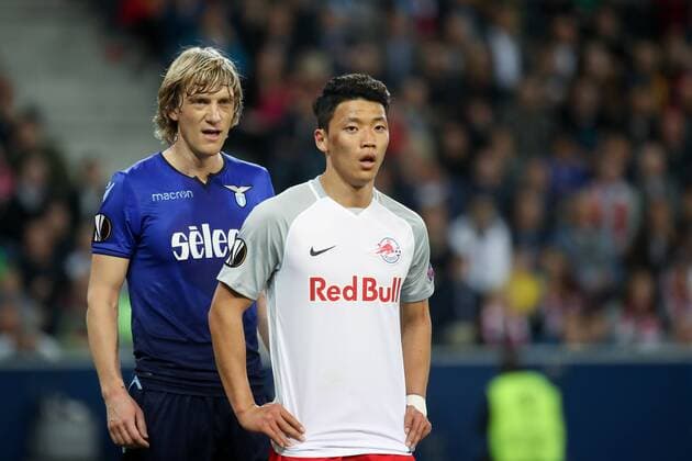 SOCCER - EL, RBS vs Lazio SALZBURG,AUSTRIA,12.APR.18 - SOCCER - UEFA Europa League, quarterfinal, Red Bull Salzburg vs SS Lazio. Image shows Dusan Basta (Lazio) and Hee Chan Hwang (RBS). GEPAxpictures xChristianxWalgram