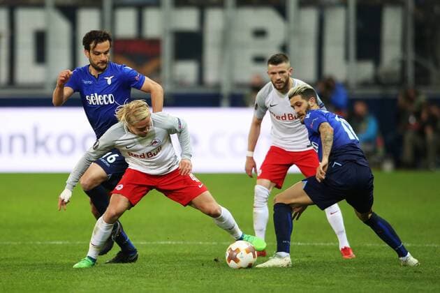 SOCCER - EL, RBS vs Lazio SALZBURG,AUSTRIA,12.APR.18 - SOCCER - UEFA Europa League, quarterfinal, Red Bull Salzburg vs SS Lazio. Image shows Marco Parolo (Lazio) and Xaver Schlager (RBS). GEPAxpictures xMathiasxMandl