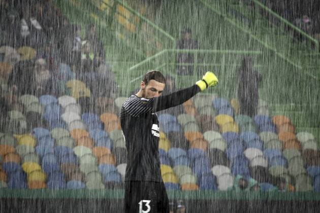 April 12, 2018 - Lisbon, Portugal - Atletico Madrid s goalkeeper Jan Oblak reacts during the Europa League football match between Sporting CP and Atletico Madrid at Jose Alvalade Stadium in Lisbon on April 12, 2018. NURPHOTO CARLOS COSTA. Sporting v Atletico Madrid - UEFA Europa League Quarter Final Leg Two  - ZUMAn230 20180412_zaa_n230_903 Copyright: xCarlosxCostax