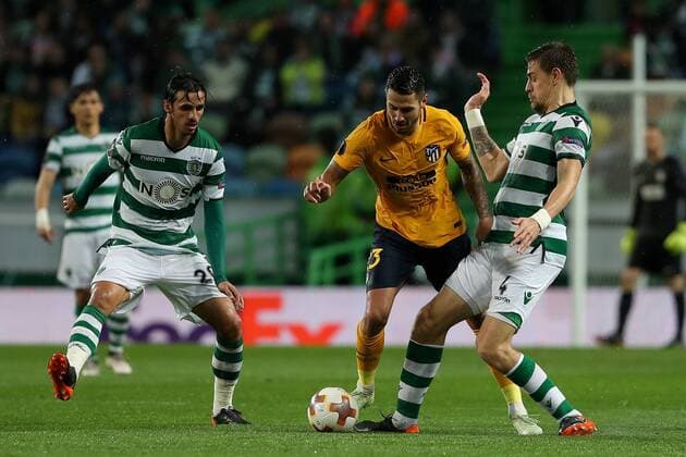 April 12, 2018 - Lisbon, Portugal - Atletico Madrids forward Vitolo of Spain vies with Sporting s forward Bryan Ruiz from Costa Rica (L) and Sporting s defender Sebastian Coates from Uruguay (R ) during the UEFA Europa League second leg football match Sporting CP vs Atletico Madrid at Alvalade stadium in Lisbon, on April 12, 2018. Sporting v Atletico Madrid - UEFA Europa League Quarter Final Leg Two  - ZUMAn230 20180412_zaa_n230_909 Copyright: xPedroxFiuzax