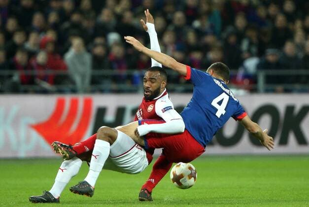 MOSCOW, RUSSIA - APRIL 12, 2018: Arsenal F.C. s Alexandre Lacazette (L) and CSKA Moscow s Sergei Ignashevich fight for the ball in their 2017-2018 UEFA Europa League quarterfinal second leg football match at VEB Arena (Arena CSKA). Mikhail Tereshchenko TASS  TS07BA44