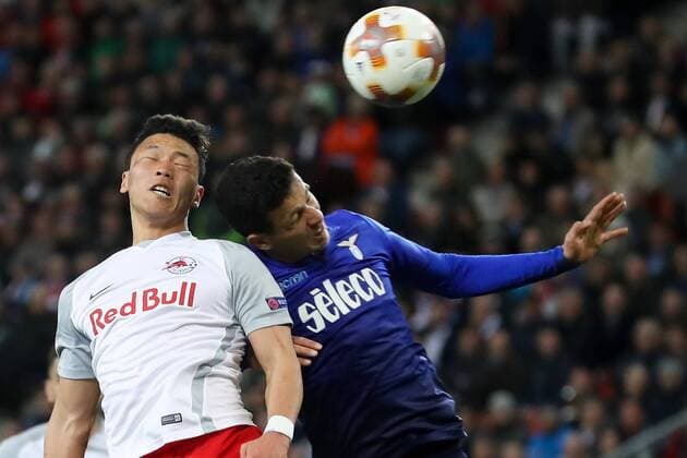 SOCCER - EL, RBS vs Lazio SALZBURG,AUSTRIA,12.APR.18 - SOCCER - UEFA Europa League, quarterfinal, Red Bull Salzburg vs SS Lazio. Image shows Hee Chan Hwang (RBS) and Ramos Luiz Felipe (Lazio). GEPAxpictures xChristianxWalgram