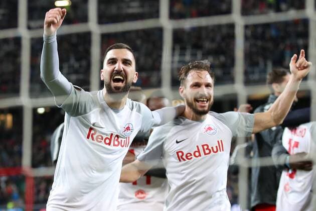 Themen der Woche - SPORT KW15 Bilder des Tages - SPORT SOCCER - EL, RBS vs Lazio SALZBURG,AUSTRIA,12.APR.18 - SOCCER - UEFA Europa League, quarterfinal, Red Bull Salzburg vs SS Lazio. Image shows the rejoicing of Munas Dabbur and Andreas Ulmer (RBS). GEPAxpictures xChristianxWalgram