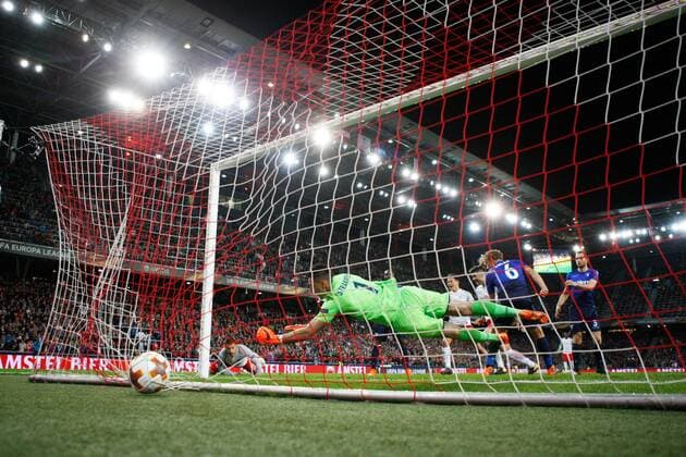 Bilder des Tages - SPORT SOCCER - EL, RBS vs Lazio SALZBURG,AUSTRIA,12.APR.18 - SOCCER - UEFA Europa League, quarterfinal, Red Bull Salzburg vs SS Lazio. Image shows Stefan Lainer (RBS) and Thomas Strakosha (Lazio). Keywords: goal camera. GEPAxpictures xMathiasxMandl