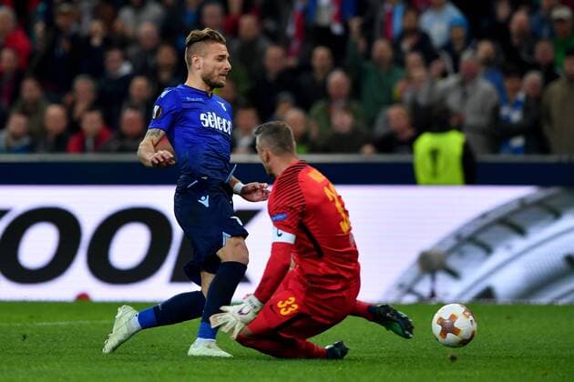 SOCCER - EL, RBS vs Lazio SALZBURG,AUSTRIA,12.APR.18 - SOCCER - UEFA Europa League, quarterfinal, Red Bull Salzburg vs SS Lazio. Image shows Ciro Immobile (Lazio) and Alexander Walke (RBS). GEPAxpictures xFlorianxErtl