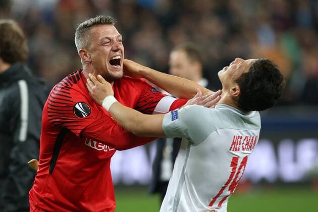 SOCCER - EL, RBS vs Lazio SALZBURG,AUSTRIA,12.APR.18 - SOCCER - UEFA Europa League, quarterfinal, Red Bull Salzburg vs SS Lazio. Image shows the rejoicing of Alexander Walke and Hee Chan Hwang (RBS). GEPAxpictures xMathiasxMandl