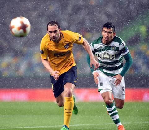Bilder des Tages - SPORT (180413) -- LISBON, April 13, 2018 -- Marcos Acuna (R) of Sporting vies with Diego Godin of Atletico during the Europa League quarterfinal second leg soccer match between Sporting CP and Club Atletico de Madrid at the Jose Alvalade stadium in Lisbon, Portugal, on April 12, 2018. Sporting won 1-0 but was eliminated by a 1-2 aggregate. ) (SP)PORTUGAL-LISBON-SOCCER-UEFA EUROPA LEAGUE-QUARTERFINAL-ATLETICO VS SPORTING ZhangxYadong 