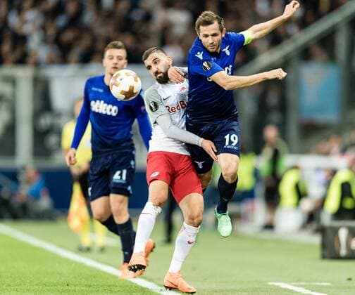 12 04 2018 Red Bull Arena Salzburg UEFA Champions League Round 5 El Paso vs SS Lazio Roma Quarter Finals Ranckspiel in the picture vl Munas Dabbur FC Salzburg Senad Lulic SS Lazio Roma during the UEFA Europa League The second leg match between FC Salzburg and SS Lazio Roma at the Red Bull Arena in Salzburg Austria on 2018 04 12 Salzburg  EX_ADE
