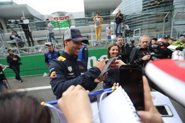 Australian F1 driver Daniel Ricciardo of Red Bull Racing autographs for fans at the Shanghai International Circuit before the 2018 Formula 1 Chinese Grand Prix in Shanghai, China, 12 April 2018. F1 drivers wow fans with signatures and selfies in Shanghai  20180412_61005