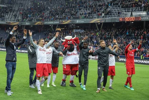 12 04 2018 Red Bull Arena Salzburg UEFA Championships FC Salzburg vs SS Lazio Roma Quarter-finals Back in the image of the rejoicing of some Salzburg players led by Stefan Lainer FC Salzburg and Kapitaen Alexander Walke FC Salzburg at the end of the UEFA Europa League game Quaterfinal 2nd Leg Match between FC Salzburg and SS Lazio Roma at the Red Bull Arena in Salzburg Austria on 2018 04 12 Salzburg Copyright: xHuber Eibner-Pressefotox EP_mhu