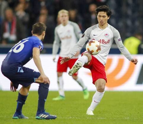 Bilder des Tages - SPORT Football: Europa League quarterfinal Salzburg s Takumi Minamino (R) controls the ball while being challenged by Lazio s Stefan Radu during the second half of Salzburg s 4-1 win in a Europa League quarterfinal in Salzburg, Austria, on April 12, 2018. 
