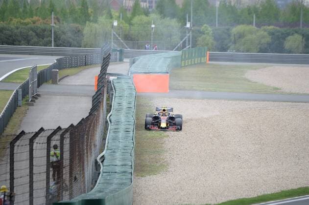 Bilder des Tages - SPORT Dutch F1 driver Max Verstappen of Red Bull Racing steers his car during a practice session for the 2018 Formula 1 Chinese Grand Prix at the Shanghai International Circuit in Shanghai, China, 13 April 2018. F1 drivers in full swing for Chinese Grand Prix in practice session  20180413_69242