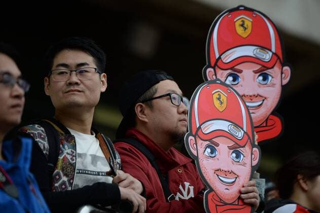 Bilder des Tages - SPORT German F1 Sebastian Vettel of Ferrari show their support as they watch a practice session for the 2018 Formula 1 Chinese Grand Prix at the Shanghai International Circuit in Shanghai, China, 13 April 2018. F1 drivers in full swing for Chinese Grand Prix in practice session  20180413_05802