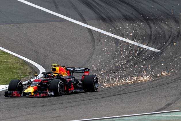 Bilder des Tages - SPORT Dutch F1 driver Max Verstappen of Red Bull Racing steers his car during a practice session for the 2018 Formula 1 Chinese Grand Prix at the Shanghai International Circuit in Shanghai, China, 13 April 2018. F1 drivers in full swing for Chinese Grand Prix in practice session  pbu784429_28