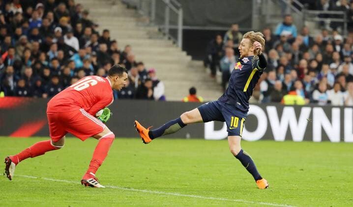 Marseille RB Leipzig Soccer Euro League Marseille 12 04 2018 Stade Velodrome Soccer UEFA Euro League Quarter Finals 2nd leg Olympique Marseille vs RB Leipzig 5 2 3 1 In the picture from the left, goalkeeper Yohann PelŽ 16 Marseille and Emil Forsberg 10 RB Leipzig