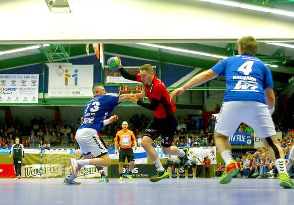 Gerdas Babarskas Bietigheim prevails over Mindaugas Dumcius Aue and scores just one goal right Sebastian Naumann Aue Handball 2 League 2017 18 EHV Aue SG BBM Bietigheim am 13 4 2018 EHV Aue SG BBM Bietigheim