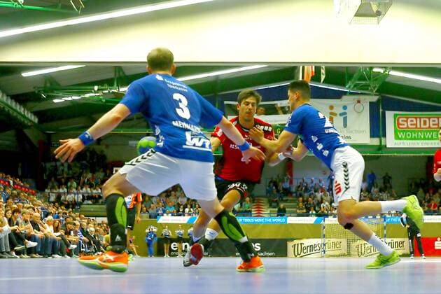 Paco Barthe Bietigheim seeks the gap between Eric Meinhardt Aue and Philip Jungemann Aue Handball 2 League 2017 18 EHV Aue SG BBM Bietigheim am 13 4 2018 EHV Aue SG BBM Bietigheim