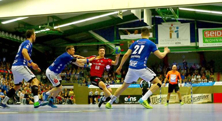 Max Emanuel Bietigheim looking for the gap between Kevin Roch Aue and Philip Jungemann Aue left Marc Pechstein Aue Handball 2 League 2017 18 EHV Aue SG BBM Bietigheim am 13 4 2018 EHV Aue SG BBM Bietigheim