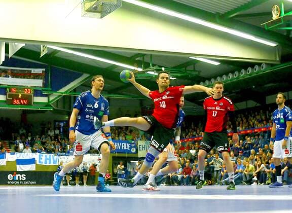 Goal shot by Panagiotis Erifopoulos Bietigheim left Kevin Roch Aue right Gerdas Babarskas Bietigheim and Marc Pechstein Aue Handball 2 League 2017 18 EHV Aue SG BBM Bietigheim am 13 4 2018 EHV Aue SG BBM Bietigheim
